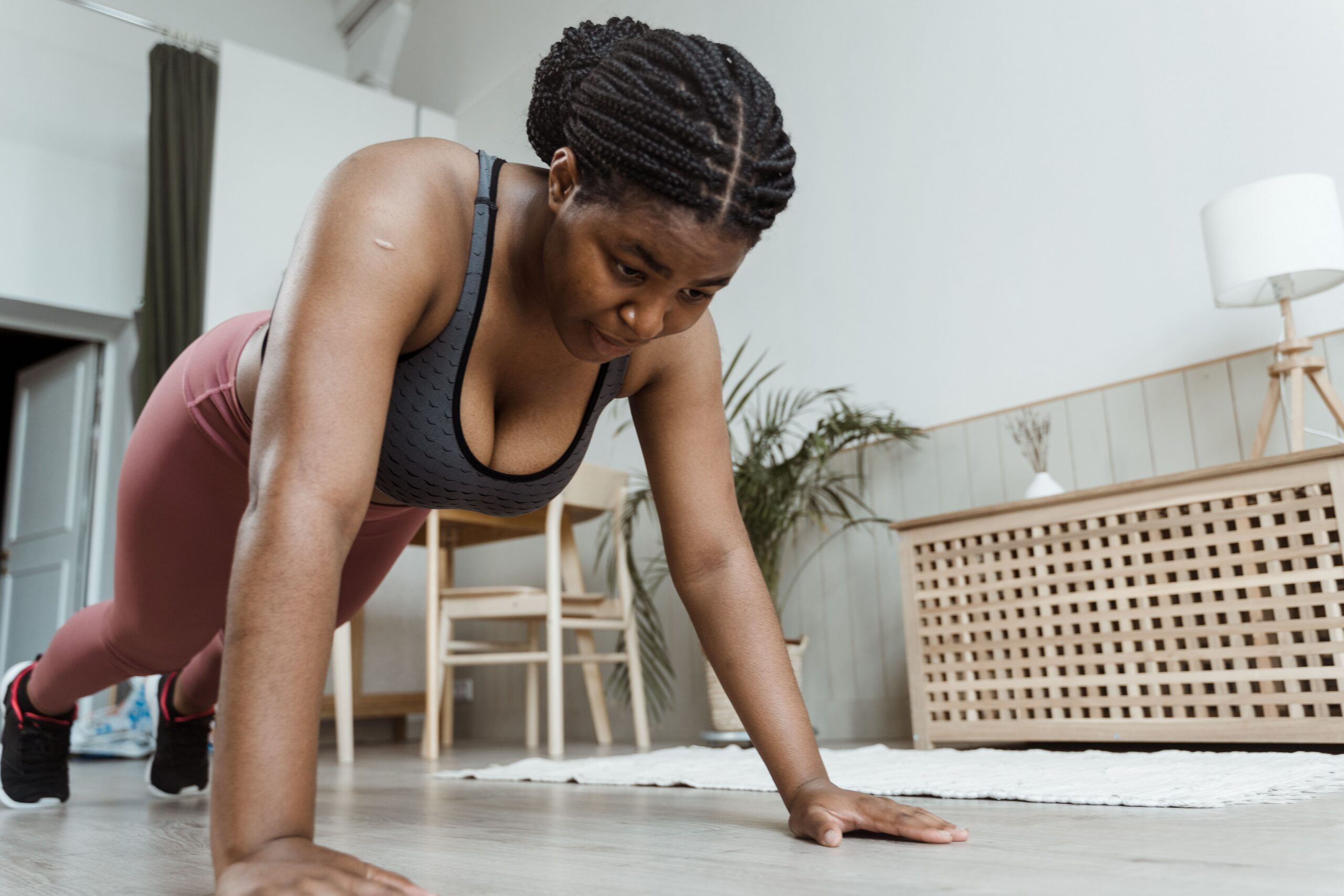 Treino em casa sem equipamentos para o corpo todo